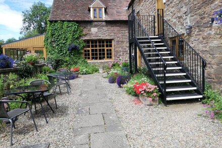 THE GALLERY, romantic, luxury holiday cottage in Strefford