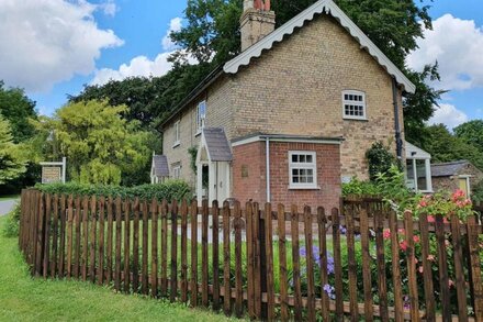 PHEASANT COTTAGE, pet friendly, with a garden in Rigsby