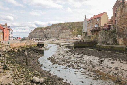 THE BARN, family friendly, with a garden in Staithes