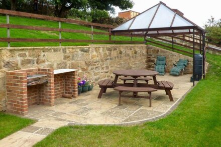 THE BARN, family friendly, with a garden in Staithes