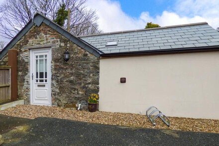 BRAMBLE BARN, pet friendly, country holiday cottage in Lanivet