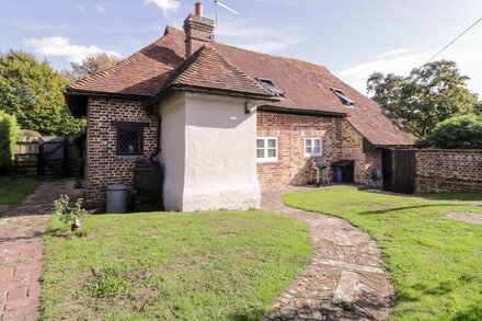 BREW COTTAGE, pet friendly, character holiday cottage in Marshside