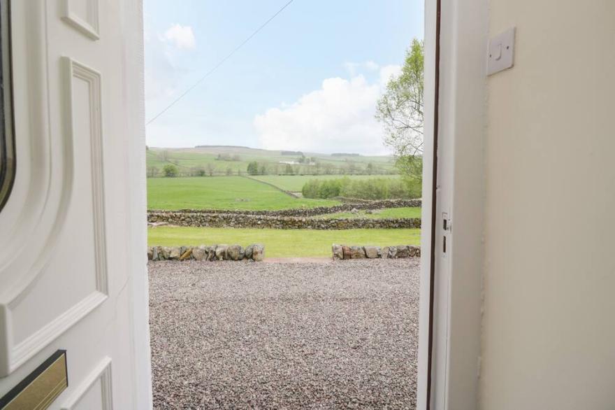 COLLIESTON COTTAGE, pet friendly, with hot tub in Dumfries