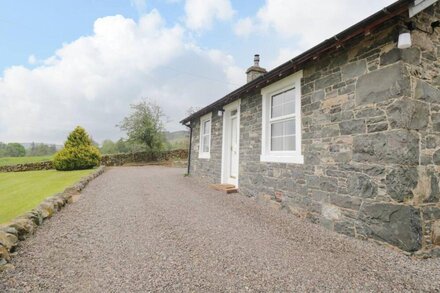 COLLIESTON COTTAGE, pet friendly, with hot tub in Dumfries