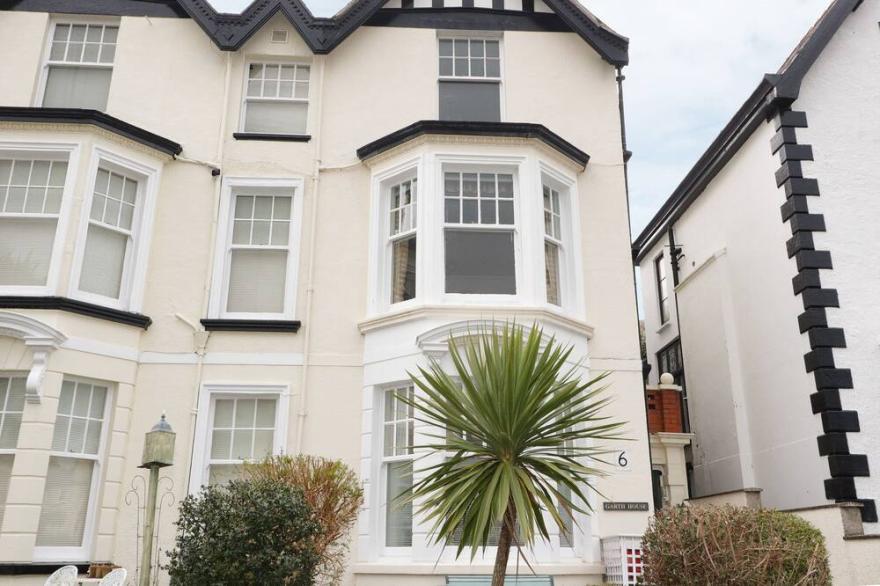 GARTH HOUSE APARTMENT 2, with a garden in Llandudno