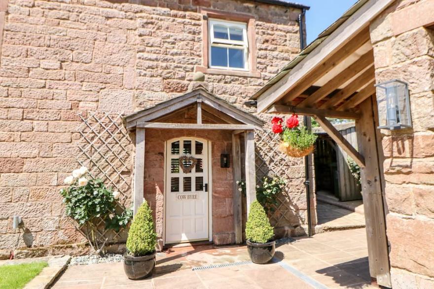 THE COW BYRE, luxury holiday cottage, with open fire in Barras