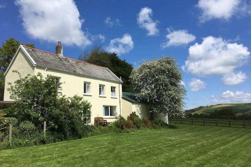 MARSH COTTAGE, pet friendly, with a garden in North Molton