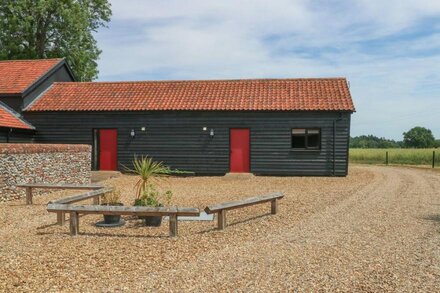 SNOWY OWL BARN, romantic, character holiday cottage in Shipdham