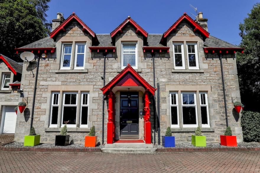 ROSEBURN, Pet Friendly, Luxury Holiday Cottage In Pitlochry