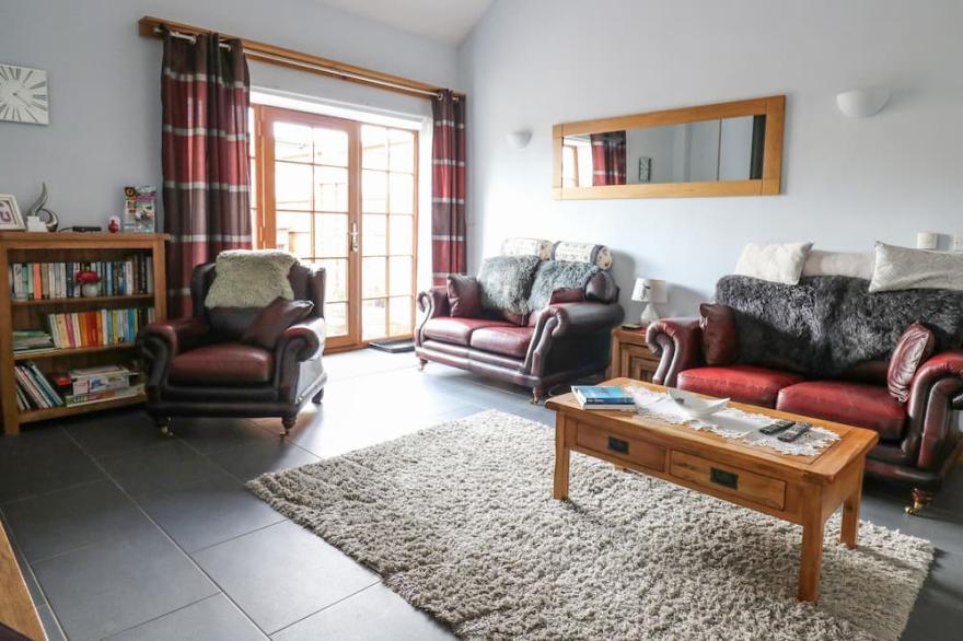 YR HEN LLAETHDY, Pet Friendly, With Hot Tub In Newcastle Emlyn