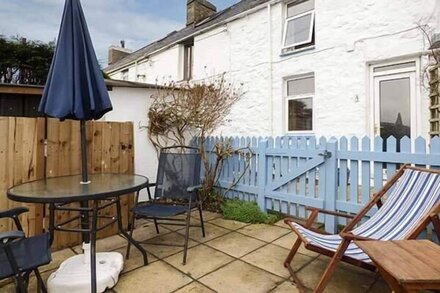 MERLIN, pet friendly, character holiday cottage in Llithfaen