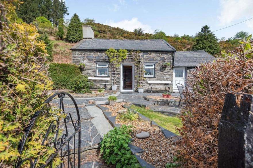 HENRHIW BACH, pet friendly, character holiday cottage in Penmachno