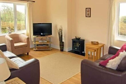 FFYNNON DEWI, pet friendly, with a garden in Narberth