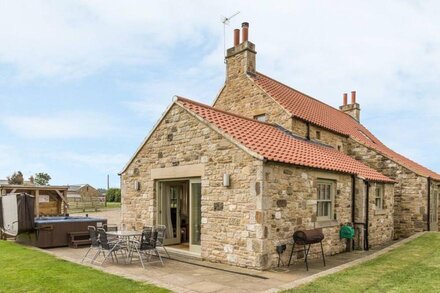 ORCHARD COTTAGE, pet friendly, character holiday cottage in Durham