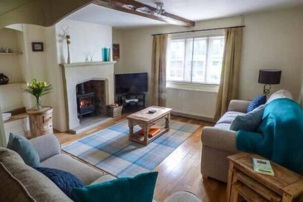 ASH HOUSE, pet friendly, character holiday cottage in Alton