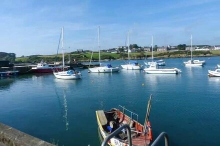 THE CLAMSHELL, country holiday cottage in Isle Of Whithorn