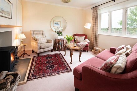 BARMOOR RIDGE, pet friendly, character holiday cottage in Lowick