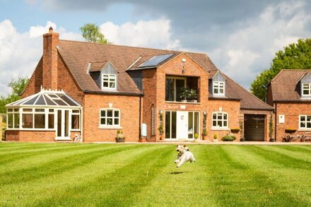 BROADLEAF LODGE, pet friendly, with open fire in Skellingthorpe