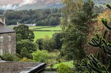 BACK COTTAGE, pet friendly, with open fire in Kirkby Lonsdale