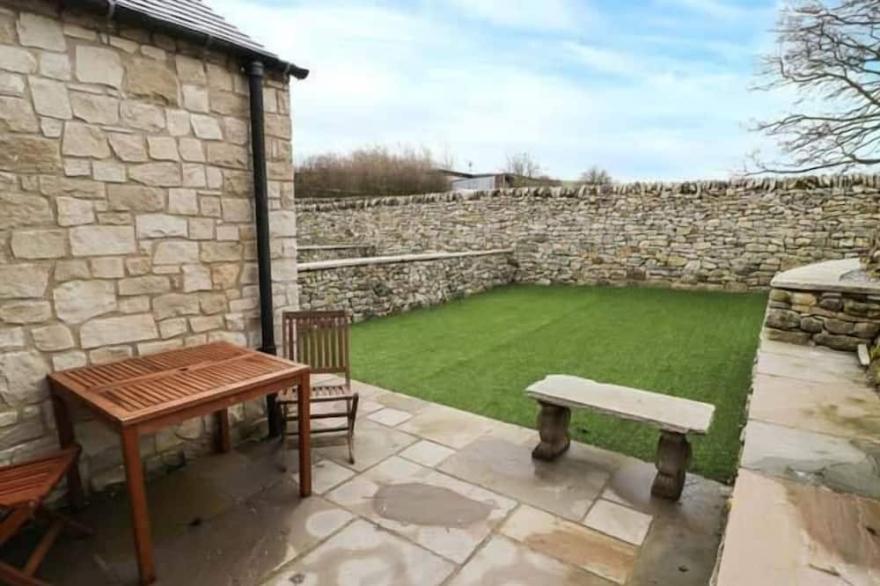 1 PRIMITIVE CROFT, pet friendly, with open fire in Chelmorton