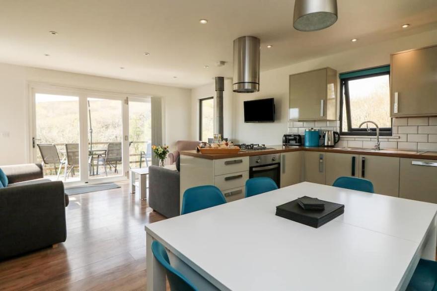 OAKWOOD, family friendly, with hot tub in Lostwithiel