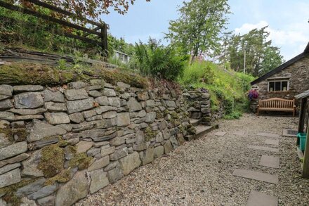 PREACHER'S COTTAGE, pet friendly, with hot tub in Llanbadarn Fynydd