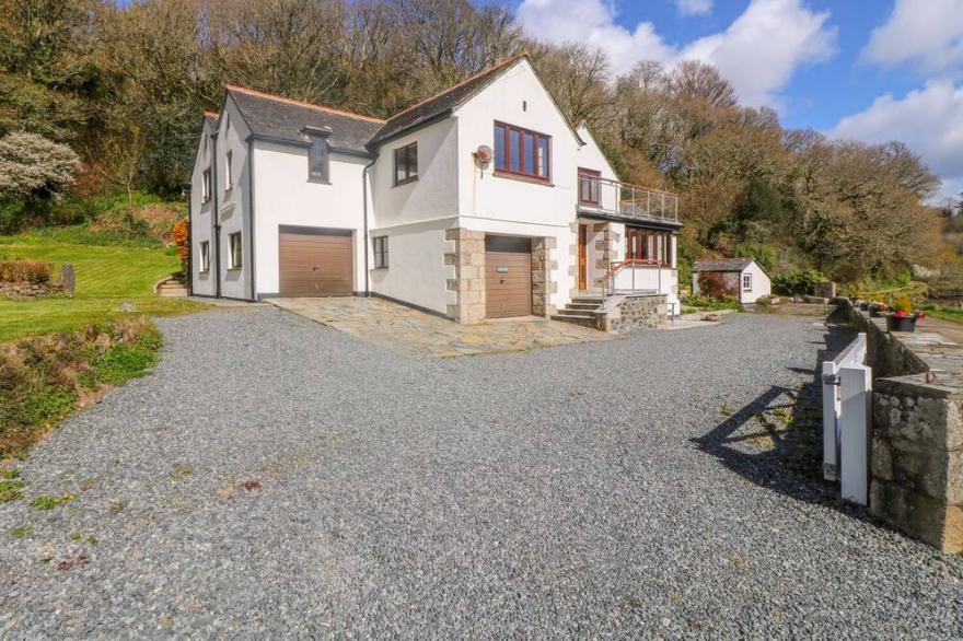 CARNE MILL, Pet Friendly, Luxury Holiday Cottage In Manaccan