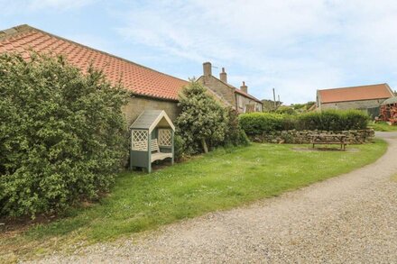 ABBEY VIEW COTTAGE, pet friendly, with a garden in Robin Hood’s Bay