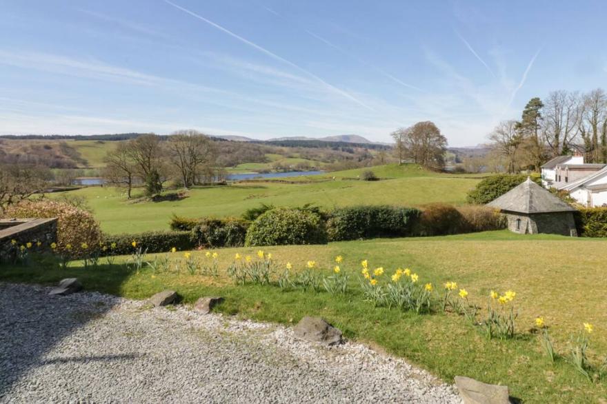 EES WYKE STUDIO, Pet Friendly, Character Holiday Cottage In Sawrey