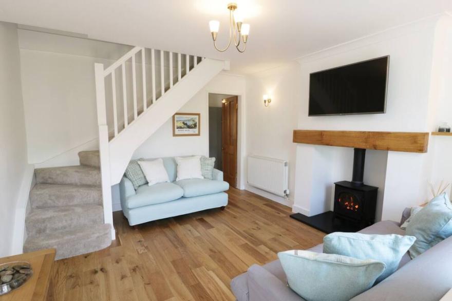 RAILWAY VIEW, pet friendly, character holiday cottage in Conwy