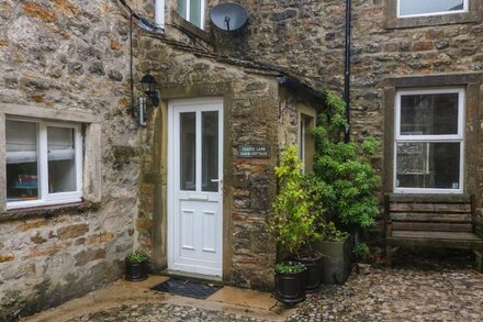 COATES LANE FARM COTTAGE, pet friendly, with open fire in Starbotton