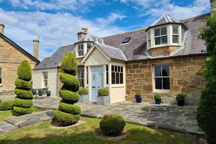 Character cottage with modern facilities in the centre of Dornoch.