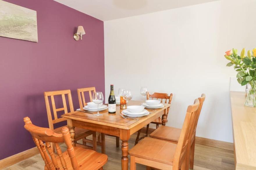 SWAN COTTAGE, character holiday cottage, with open fire in Fearby