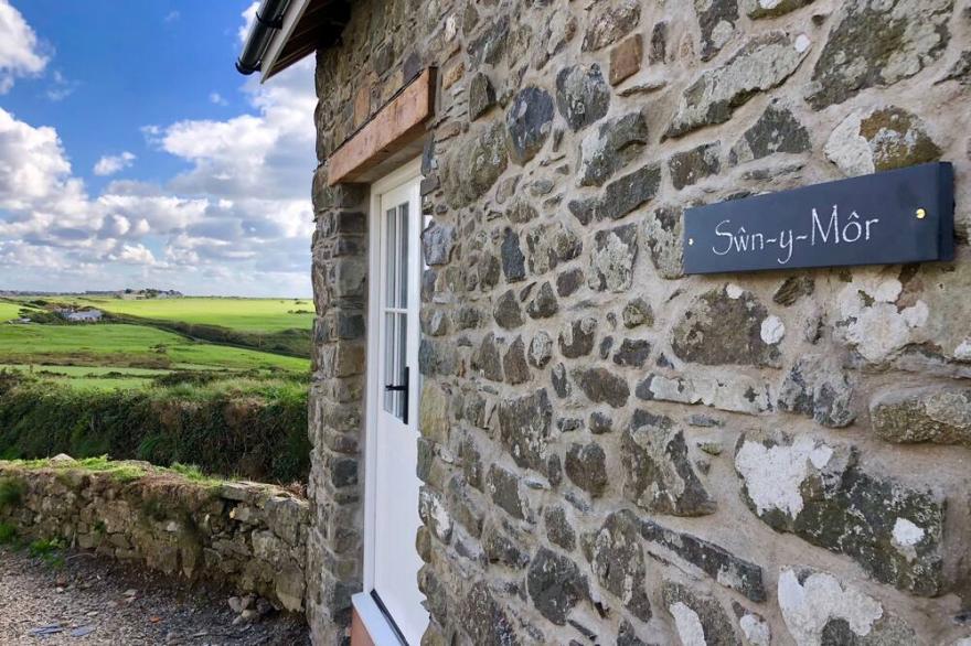 Breathtaking One Bed Cosy Escape - barn conversion on the coastal path,