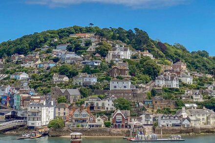 SPYGLASS, pet friendly, character holiday cottage in Dartmouth