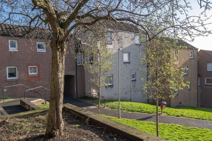 Three Bedroom Apartment In Dundee With Free Off Street Parking