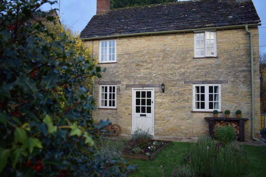 Lovely dog-friendly 2-bed cottage in Cotswold village with pub