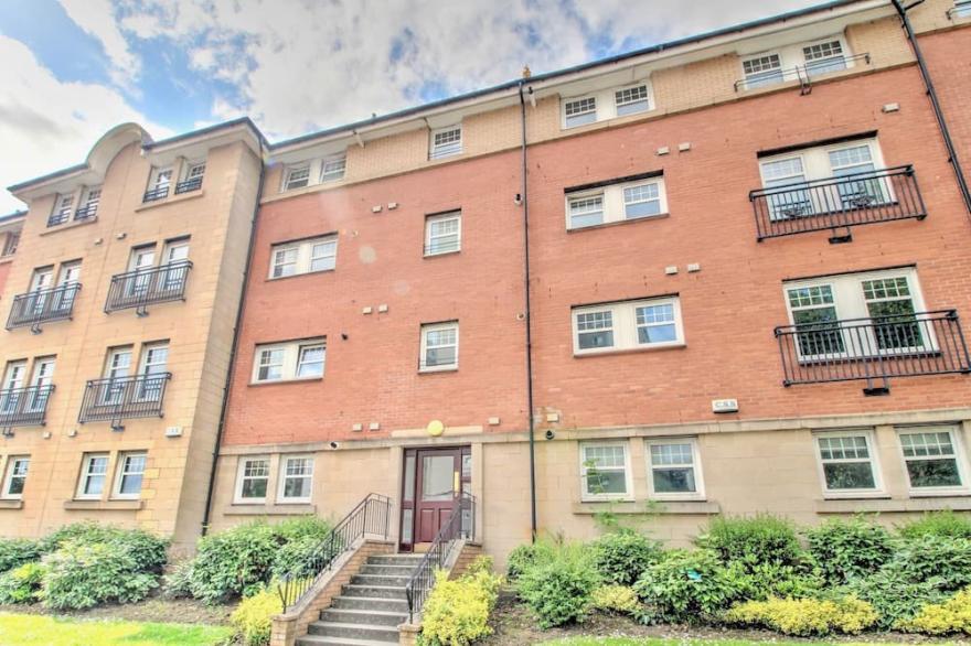 Situated In Glasgow's Desirable South Side This Two Bedroom Apartment Managed By Pillow Partners ...
