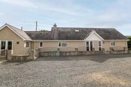 FELIN COTTAGE, family friendly, with open fire in Newborough