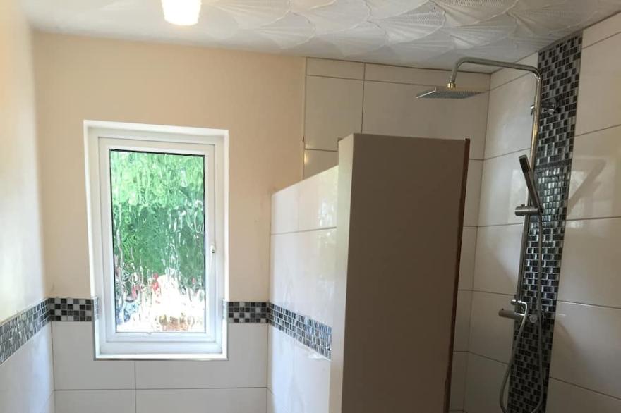 Secluded 4 bed bungalow in mature 1 acre gardens with b close to Sherwood Forest