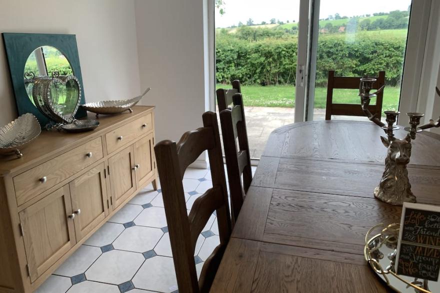 Secluded 4 bed bungalow in mature 1 acre gardens with b close to Sherwood Forest