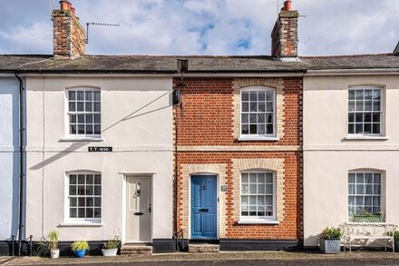 No77 is a Pretty Grade II listed Cottage in the heart of Lavenham.