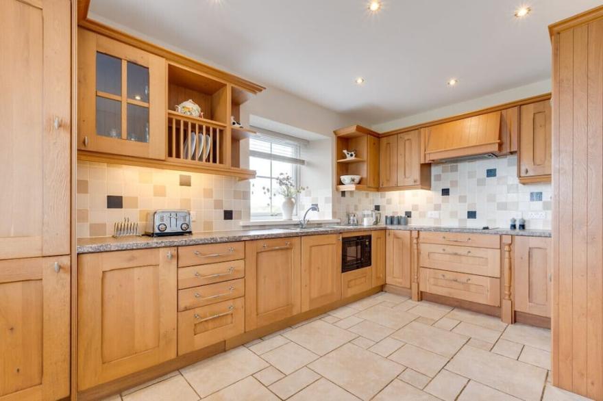 Hendy Iago - Five Bedroom House, Sleeps 11