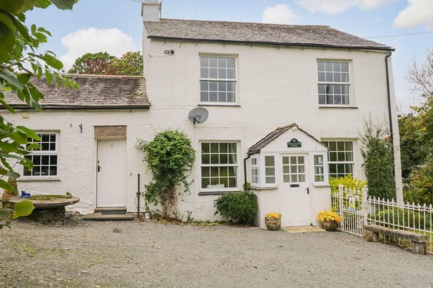 HALF ISLAND HOUSE, pet friendly, with open fire in Sedbergh