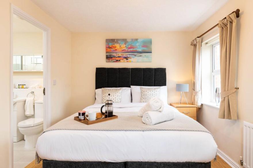 Hazeleigh - Stylish 4-Bed House near Airport, NEC, Resorts World Arena, Solihull