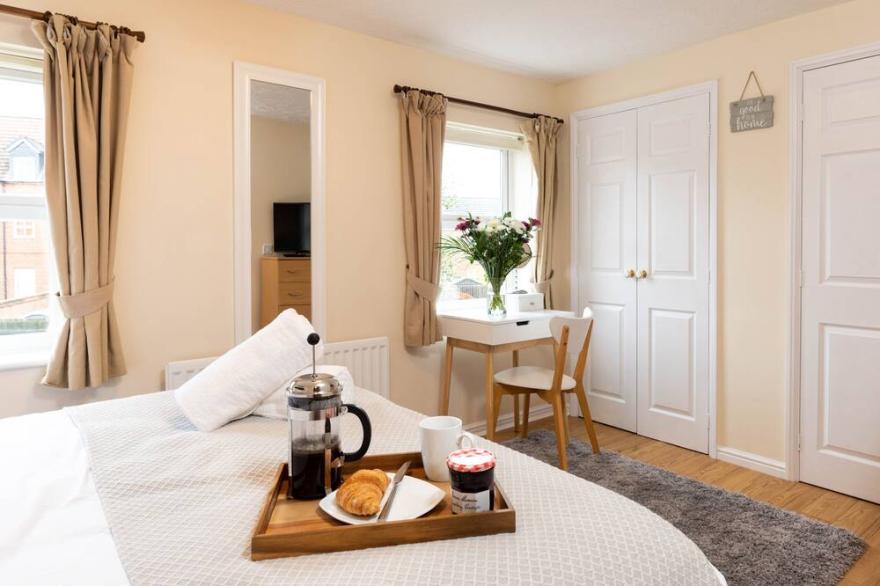 Hazeleigh - Stylish 4-Bed House near Airport, NEC, Resorts World Arena, Solihull