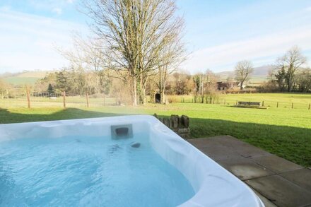 LITTLE BICTON, pet friendly, with hot tub in Clun