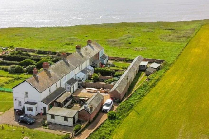 Coastguard Cottage  -  A House That Sleeps 10 Guests  In 4 Bedrooms