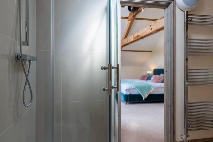 Cubitts - Four Bedroom House, Sleeps 9