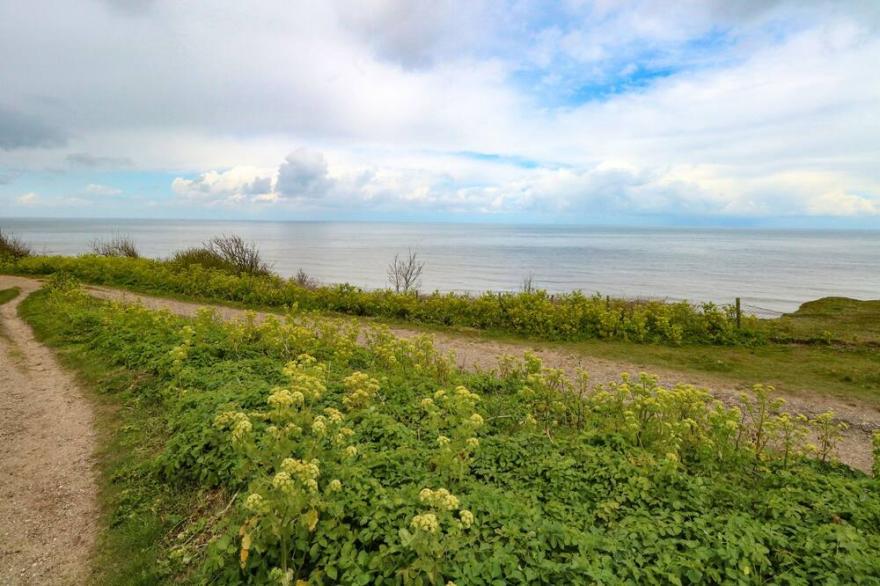 CHALET 126A, family friendly, country holiday cottage in Cromer